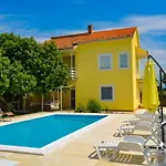 Kutija With Heated Pool شقة *