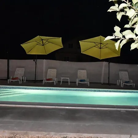 Διαμέρισμα Kutija With Heated Pool