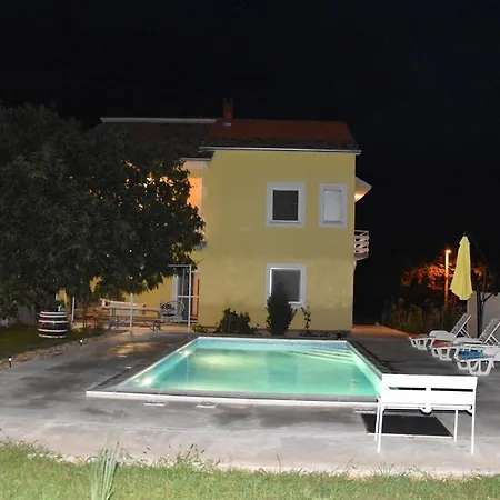Kutija With Heated Pool Apartman