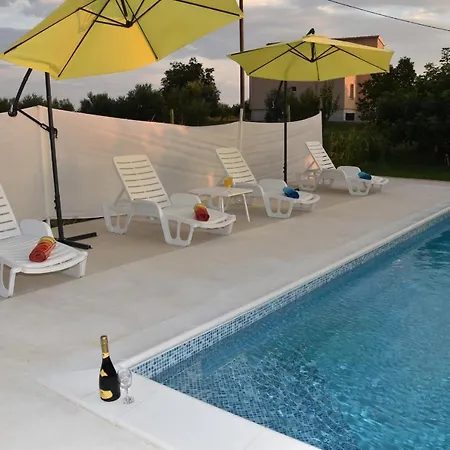 Kutija With Heated Pool Διαμέρισμα Sveti Filip i Jakov