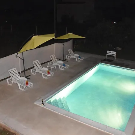 Apartman Kutija With Heated Pool Sveti Filip i Jakov