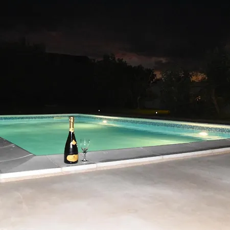 Kutija With Heated Pool Apartman