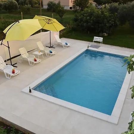 Kutija With Heated Pool *