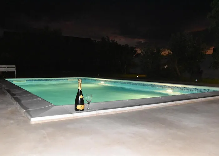 Kutija With Heated Pool شقة