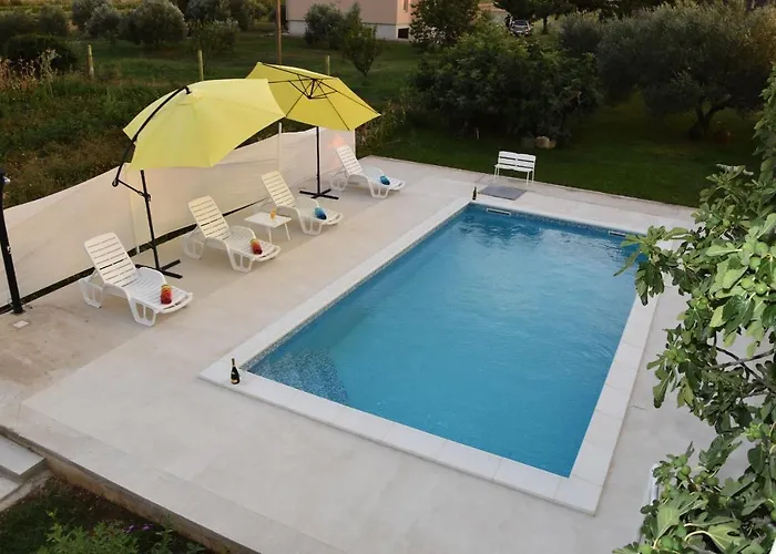 Kutija With Heated Pool *