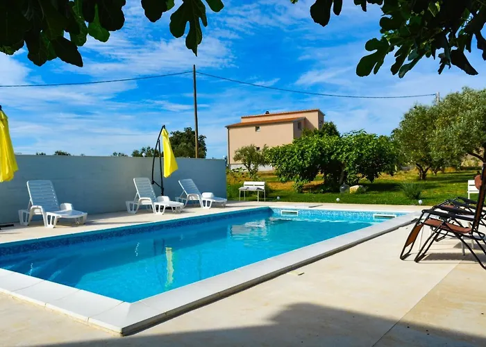 Kutija With Heated Pool Lejlighed Sveti Filip i Jakov