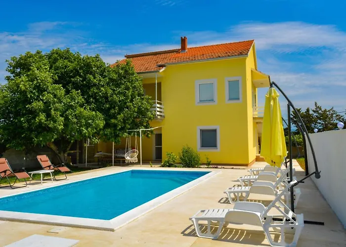 Kutija With Heated Pool Lejlighed *