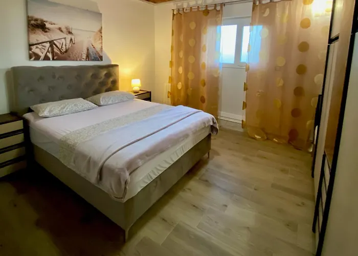 Kutija With Heated Pool Lejlighed Sveti Filip i Jakov