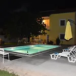 Kutija With Heated Pool *