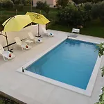 Kutija With Heated Pool *