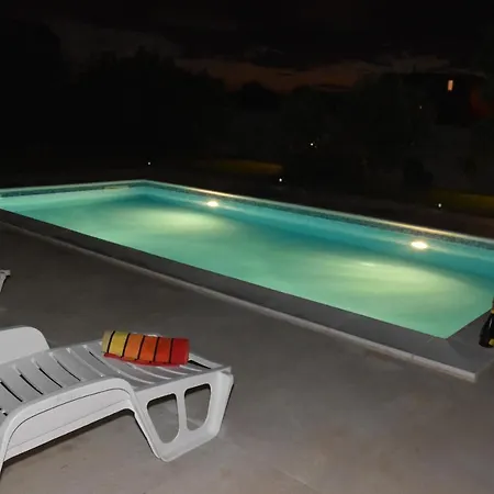 Kutija With Heated Pool Apartamento *