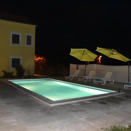 Lejlighed Kutija With Heated Pool