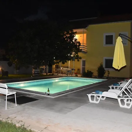 Kutija With Heated Pool *