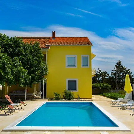 Lejlighed Kutija With Heated Pool Sveti Filip i Jakov