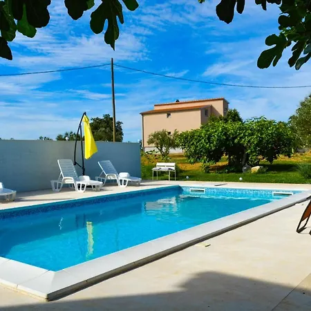 Kutija With Heated Pool Apartamento Sveti Filip i Jakov
