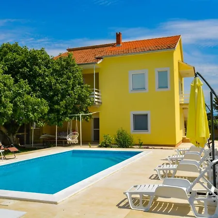 Kutija With Heated Pool Apartamento *
