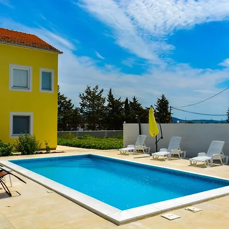Kutija With Heated Pool Apartamento Sveti Filip i Jakov