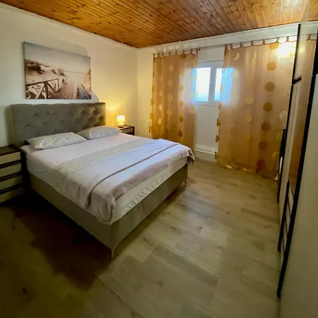 Kutija With Heated Pool Apartamento Sveti Filip i Jakov