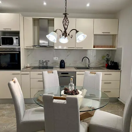Kutija With Heated Pool Apartamento *