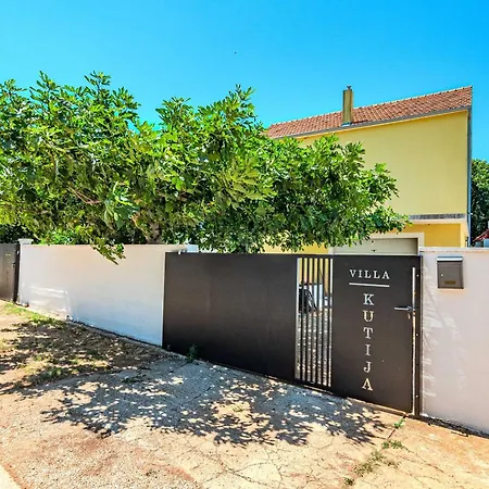 Kutija With Heated Pool Apartamento Sveti Filip i Jakov