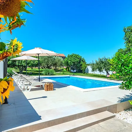 Appartement Kutija With Heated Pool *