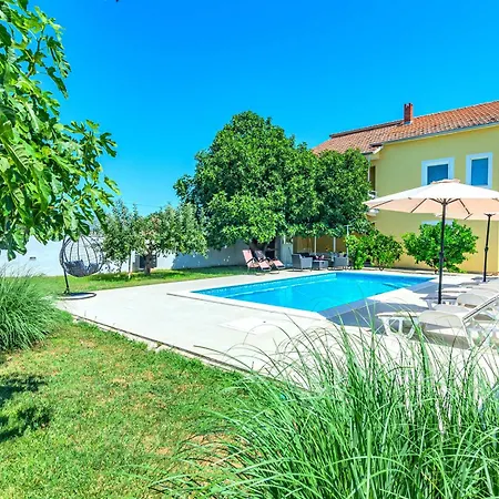 Kutija With Heated Pool Apartamento