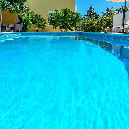 Kutija With Heated Pool Apartamento Sveti Filip i Jakov
