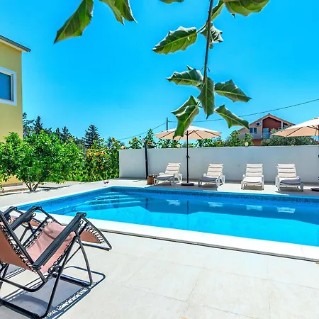 Apartamento Kutija With Heated Pool