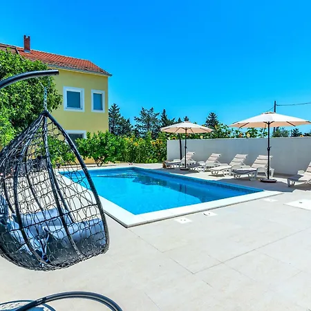 Kutija With Heated Pool Apartamento *