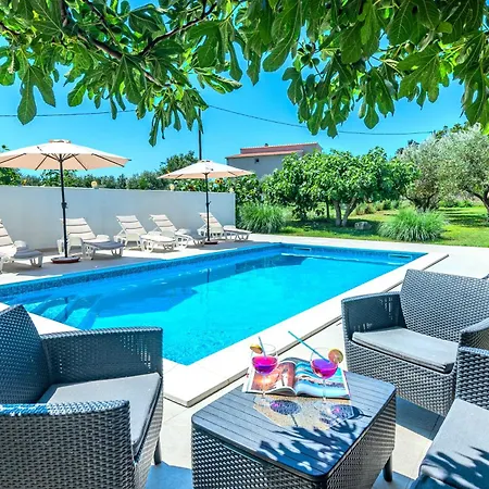 Kutija With Heated Pool Apartamento Sveti Filip i Jakov