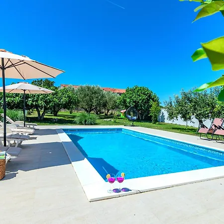 Apartamento Kutija With Heated Pool Sveti Filip i Jakov