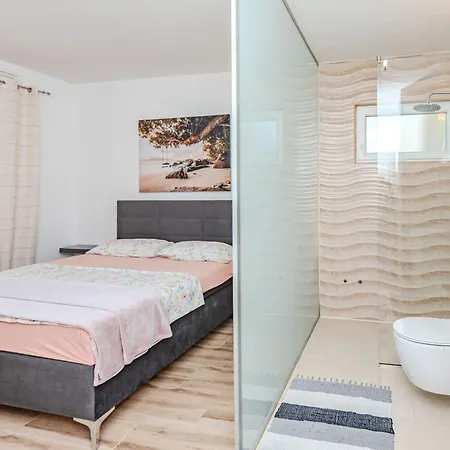 Kutija With Heated Pool Apartamento Sveti Filip i Jakov