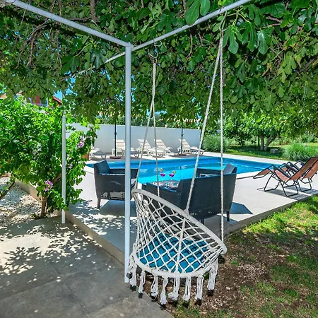 Kutija With Heated Pool Apartamento Sveti Filip i Jakov