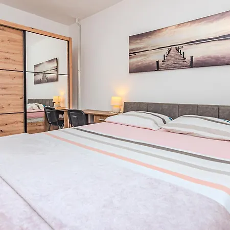 Kutija With Heated Pool Apartamento Sveti Filip i Jakov