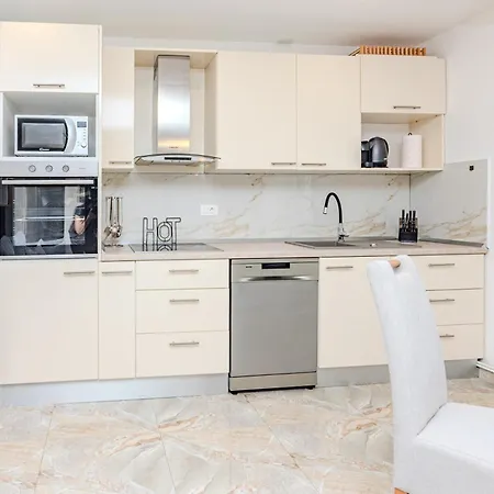 Kutija With Heated Pool Apartamento Sveti Filip i Jakov