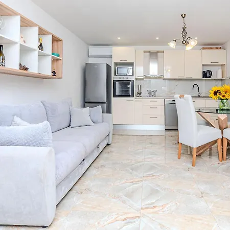 Kutija With Heated Pool Apartamento Sveti Filip i Jakov