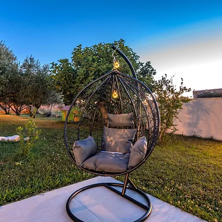 Kutija With Heated Pool *
