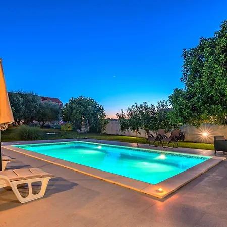 Kutija With Heated Pool