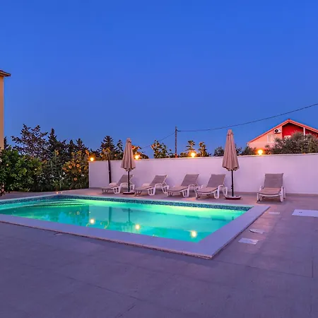 Kutija With Heated Pool Apartamento