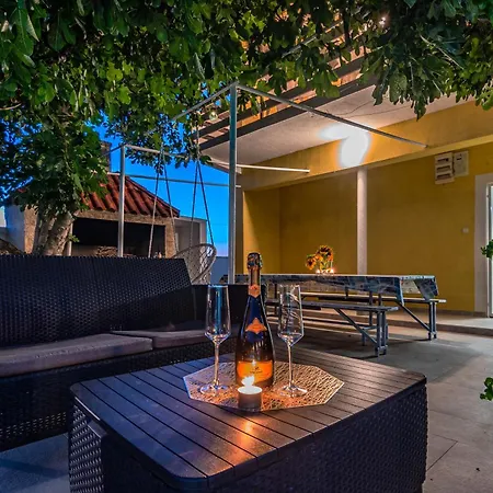 Kutija With Heated Pool Apartamento *