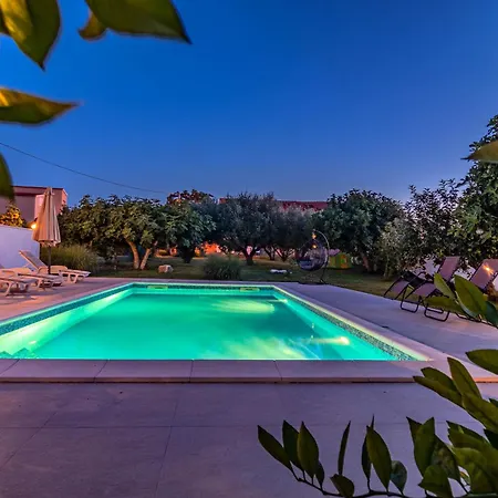 Kutija With Heated Pool Apartamento Sveti Filip i Jakov