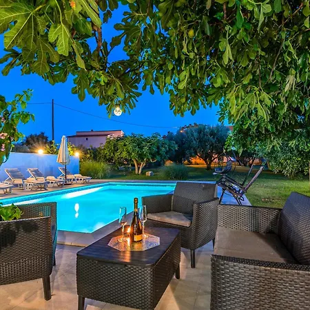 Kutija With Heated Pool