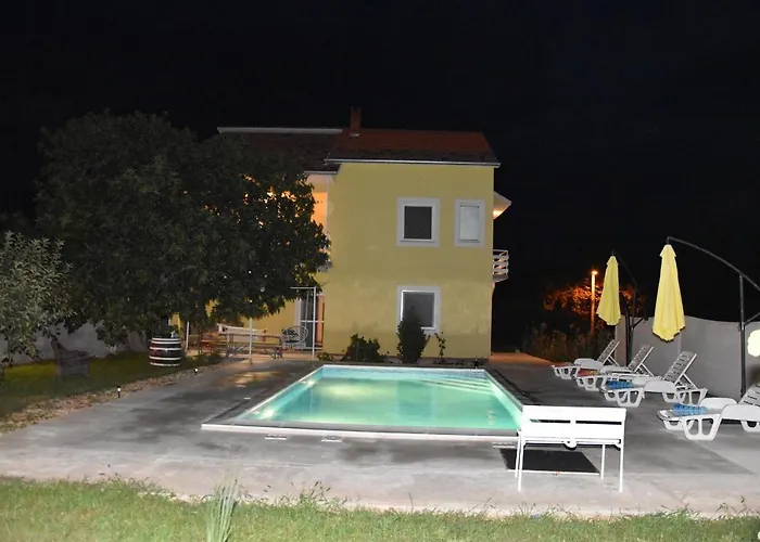 Kutija With Heated Pool Apartament