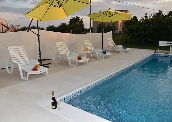 Kutija With Heated Pool Apartament Sveti Filip i Jakov
