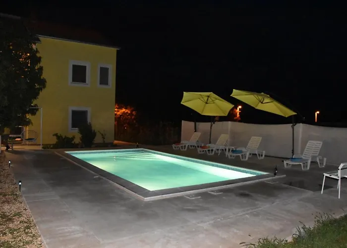 Lägenhet Kutija With Heated Pool