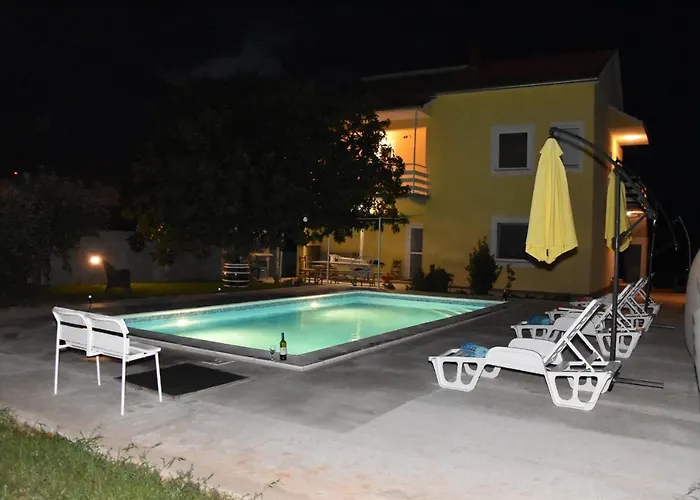 Kutija With Heated Pool *